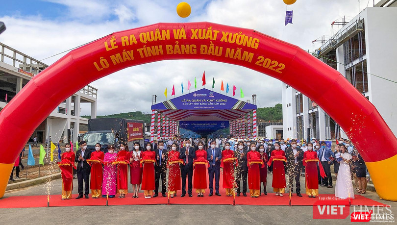 Lãnh đạo UBND TP Đà Nẵng và đại diện các sở ban ngành TP tại lễ ra quân và xuất xưởng lô máy tính bảng đầu năm 2022 tại Danang IT Park