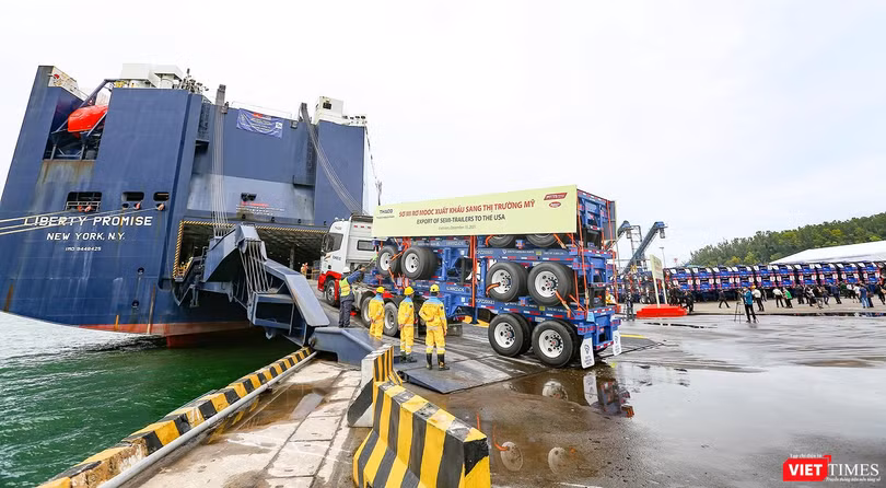 Thaco xuất lô hàng sơ mi rơ móc đi Mỹ tại Cảng Dung Quốc (Quảng Ngãi)