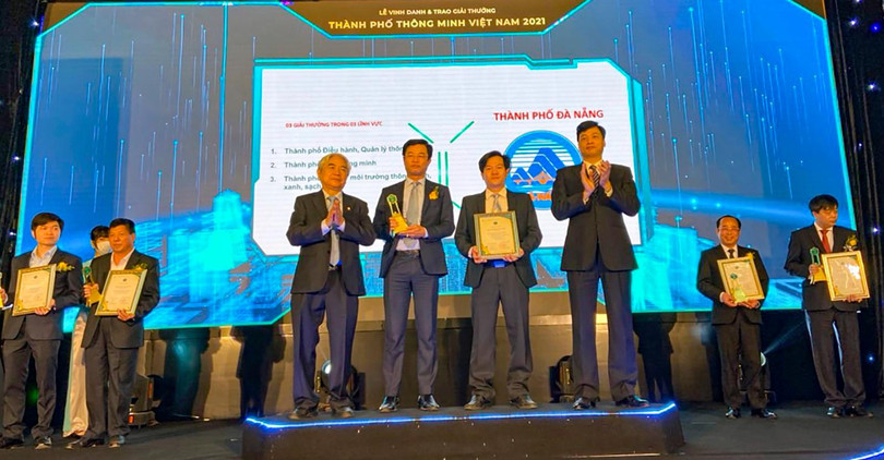 Đại diện TP Đà Nẵng nhận giải thưởng TP Thông minh Việt Nam 2021