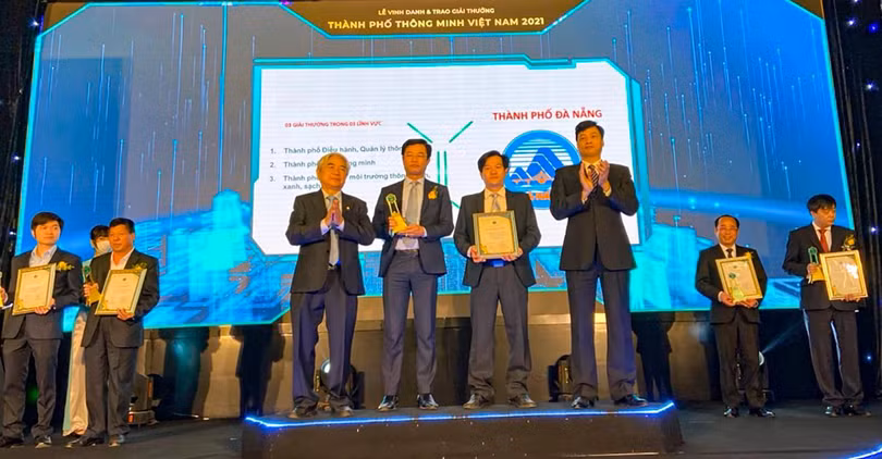 Đại diện TP Đà Nẵng nhận giải thưởng TP Thông minh Việt Nam 2021