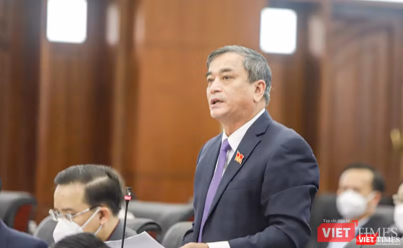 Đại biểu Huỳnh Bá Cử chất vấn ông Phùng Phú Phong - Giám đốc Sở Xây dựng TP Đà Nẵng tại kỳ họp thứ 4, HĐND TP Đà Nẵng khoá X