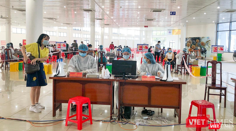 Lực lượng y tế thực hiện nhập dữ liệu tiêm chủng dành cho người dân