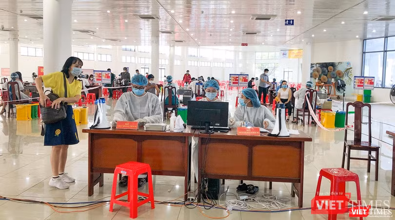 Lực lượng y tế thực hiện nhập dữ liệu tiêm chủng dành cho người dân