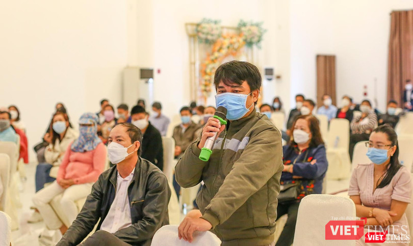 Khách hàng Nguyễn Quang Sơn nêu ý kiến tại buổi đối thoại