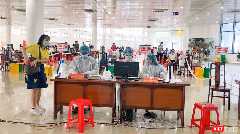 Người dân Đà Nẵng đi tiêm mũi 3 vaccine phòng COVID-19 tại điểm tiêm Trung tâm triển lãm – hội chợ TP Đà Nẵng 