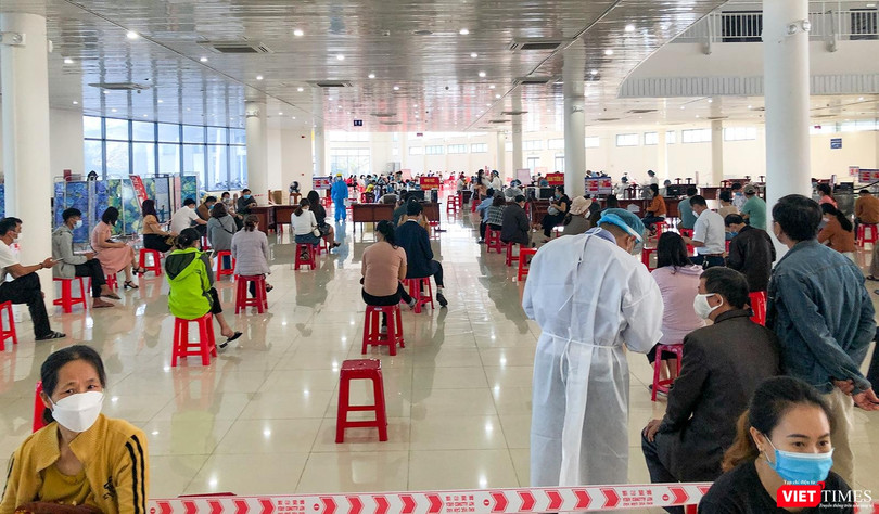 Lực lượng y tế tiêm vaccine phòng COVID-19 cho người dân Đà Nẵng