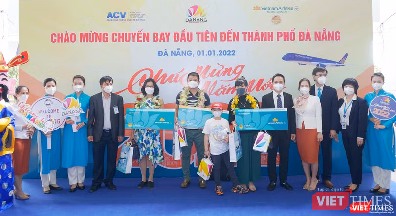 Những du khách đầu tiên xông đất Đà Nẵng năm 2022 may mắn nhận được quà tặng từ hãng hàng không Vietnam Airlines