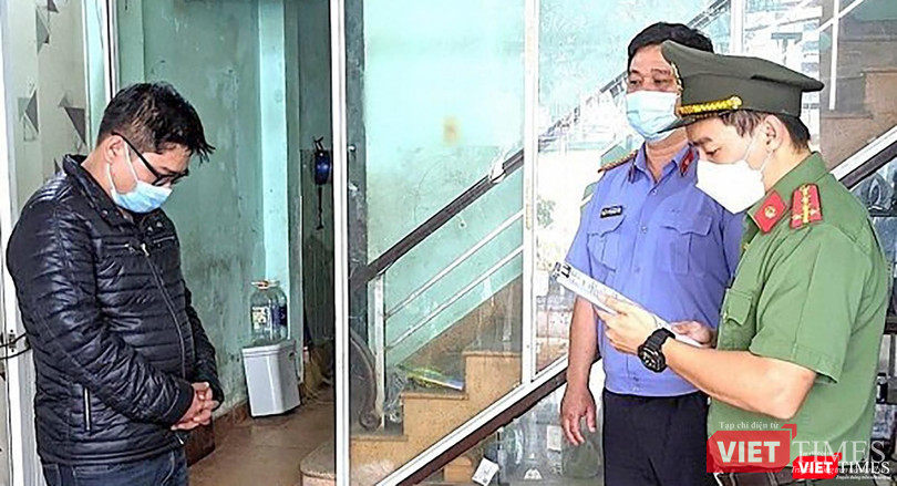 Cơ quan công an tống đạt quyết định khởi tố và thực hiện lệnh bắt tạm giam đối với Nguyễn Văn Minh Thọ - Giám đốc Công ty TNHH MTV Dịch vụ và du lịch TNA Service