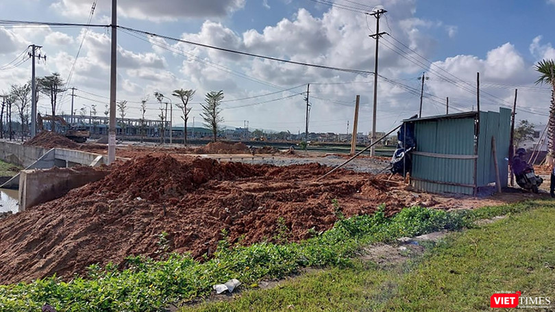 Một góc dự án Khu phố chợ Chiên Đàn (xã Tam Đàn, huyện Phú Ninh, tỉnh Quảng Nam) đang thi công nham nhở 