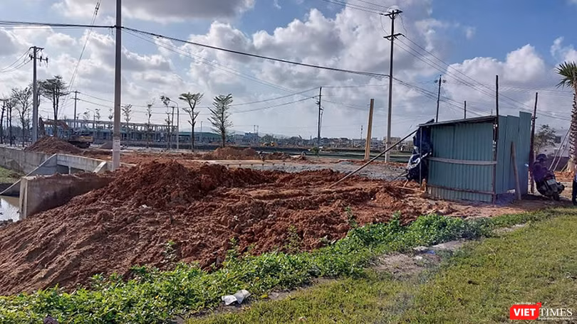 Một góc dự án Khu phố chợ Chiên Đàn (xã Tam Đàn, huyện Phú Ninh, tỉnh Quảng Nam) đang thi công nham nhở 