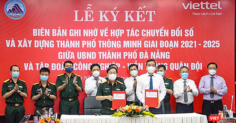 Quang cảnh lễ ký kết biên bản ghi nhớ về xây dựng TP thông minh giai đoạn từ năm 2021 – 2025 giữa UBND TP Đà Nẵng và Tập đoàn Viettel (ảnh danang.gov.vn)