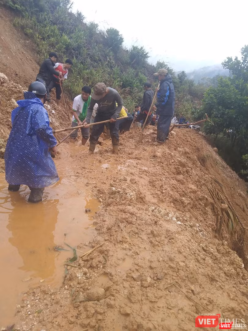 Tuyến giao thông liên huyện thuộc khu vực miền núi tỉnh Quảng Nam bị sạt lở nghiêm trọng đang được khắc phục
