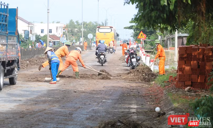 Lực lượng chức năng vệ sinh mặt đường trên Quốc lộ 1A để đảm bảo an toàn giao thông cho phương tiện qua lại