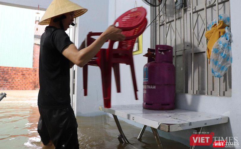 Người dân đưa vật dụng lên cao