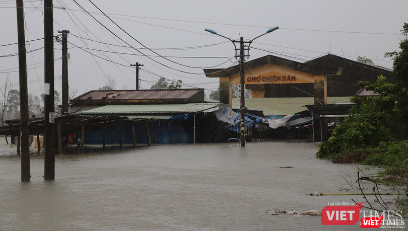 Chợ Chiên Đàn (xã Tam Đàn, huyện Phú Ninh, Quảng Nam) bị ngập trong cơn mưa năm 2021 Chợ Chiên Đàn (xã Tam Đàn, huyện Phú Ninh, Quảng Nam) bị ngập trong cơn mưa năm 2021