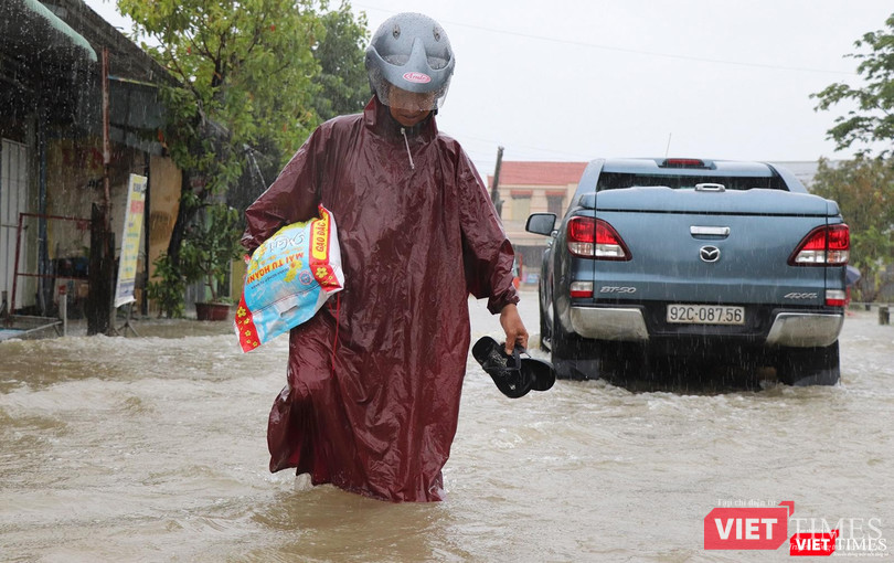 Người dân di chuyển khó khăn trong lũ