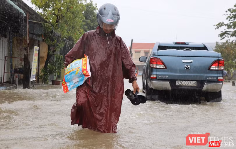 Người dân di chuyển khó khăn trong lũ