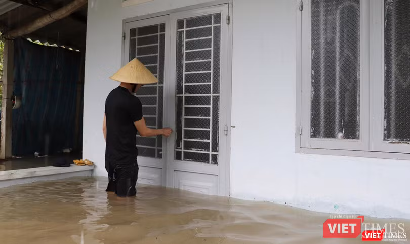 Khoá cửa phòng nước lũ cuốn trôi vật dụng