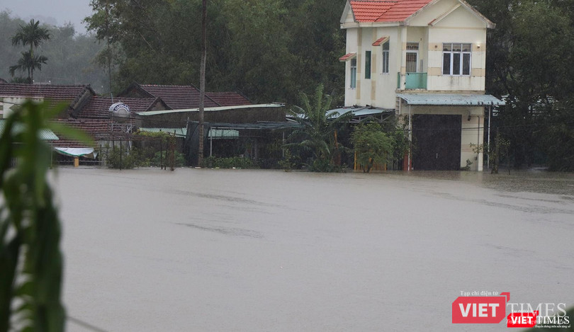 Nước lũ lên nhanh, nhiều nhà dân thuộc xã Tam Đàn, huyện Phú Ninh, tỉnh Quảng Nam bị ngập sâu trong nước