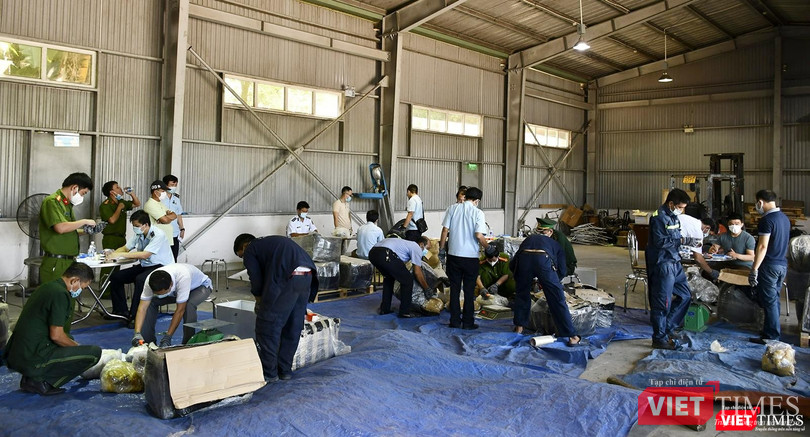 Lực lượng chức năng kiểm đếm hàng chứa trong container Lực lượng chức năng kiểm đếm hàng chứa trong container