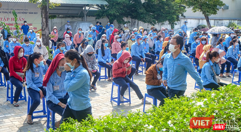Công nhân của Công ty TNHH điện tử Việt Hoa (KCN Hoà Khánh, Đà Nẵng) tập trung để lấy mẫu xét nghiệm COVID-19 Công nhân của Công ty TNHH điện tử Việt Hoa (KCN Hoà Khánh, Đà Nẵng) tập trung để lấy mẫu xét nghiệm COVID-19
