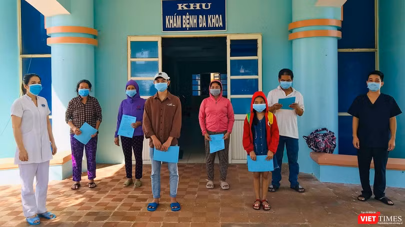 Các bệnh nhân mắc COVID-19 tại Quảng Ngãi được điều trị khỏi bệnh xuất viện trong sáng ngày 15/7