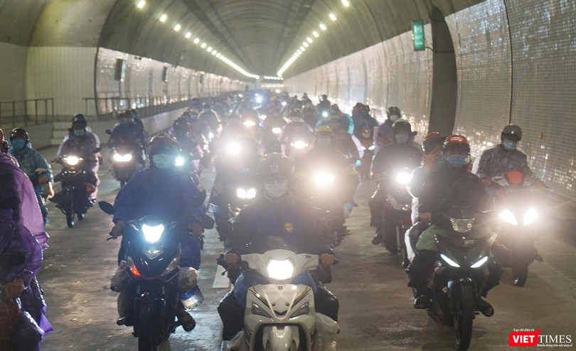 Tối ngày 6/10, hàng ngàn xe máy của người dân từ miền Nam về quê đã được đi trực tiếp qua hầm Hải Vân