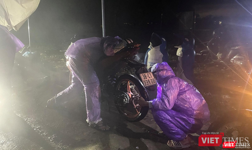 Trước khi di chuyển qua hầm, phương tiện xe máy của người dân được đội sinh viên tình nguyện ĐH Đông Á sửa chữa, bảo dưỡng để tiếp tục hành trình về quê