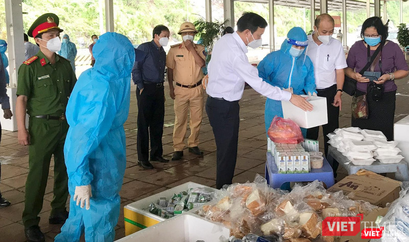 Ông Lê Trung Chinh - Chủ tịch UBND TP Đà Nẵng kiểm tra cháo dinh dưỡng dành cho người dân