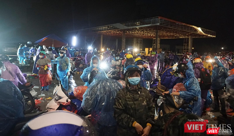 Người dân tập trung chuẩn bị đi qua hầm Hải Vân