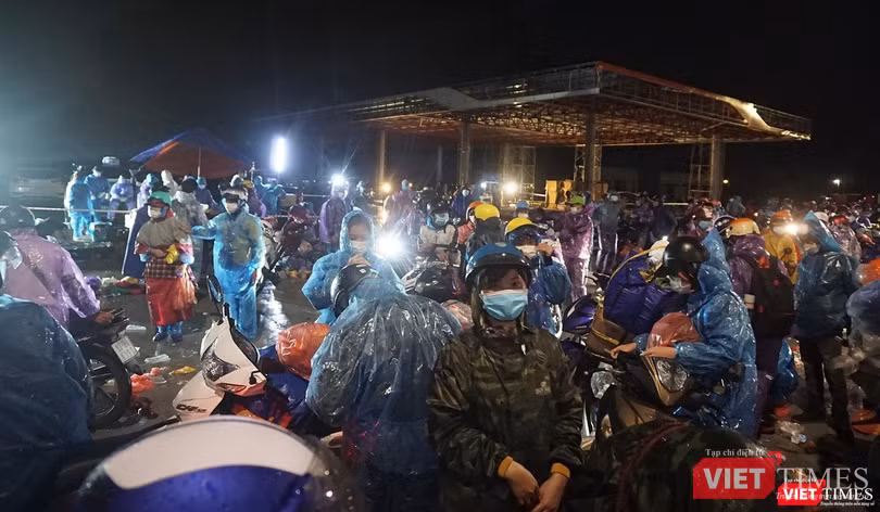 Người dân tập trung chuẩn bị đi qua hầm Hải Vân Người dân tập trung chuẩn bị đi qua hầm Hải Vân