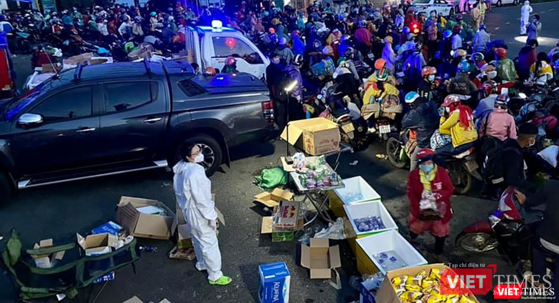 Các đoàn thiện nguyện cung cấp nước uống, thức ăn cho đoàn người từ phía Nam về quê (ảnh Vương Trần)