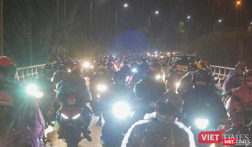 Dòng xe đi vào đường dẫn vào hầm