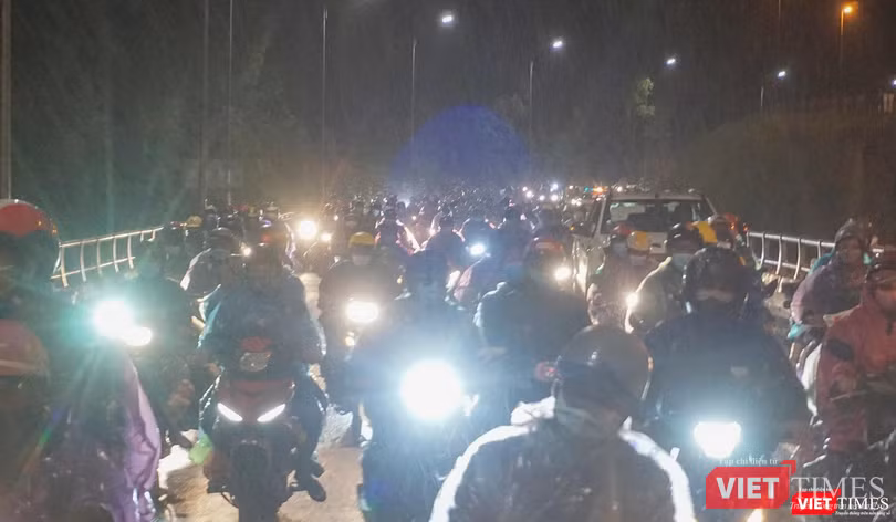 Dòng xe đi vào đường dẫn vào hầm Dòng xe đi vào đường dẫn vào hầm