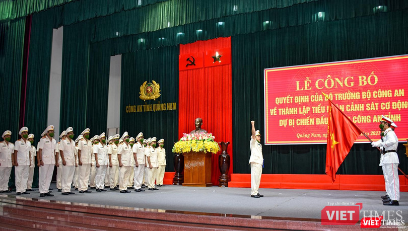 Đại diện lực lượng cán bộ, chiến sĩ Tiểu đoàn CSCĐ dự bị chiến đấu tuyên thệ tại buổi lễ