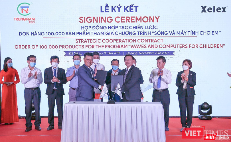 Đại diện nhà máy Trungnam EMS và đối tác Xelex ký kết chương trình “Sóng và máy tính cho em” do Bộ TT&TT phát động nhằm cung cấp 100.000 máy tính bảng phục vụ học sinh học tập trực tuyến Đại diện nhà máy Trungnam EMS và đối tác Xelex ký kết chương trình “Sóng và máy tính cho em” do Bộ TT&TT phát động nhằm cung cấp 100.000 máy tính bảng phục vụ học sinh học tập trực tuyến