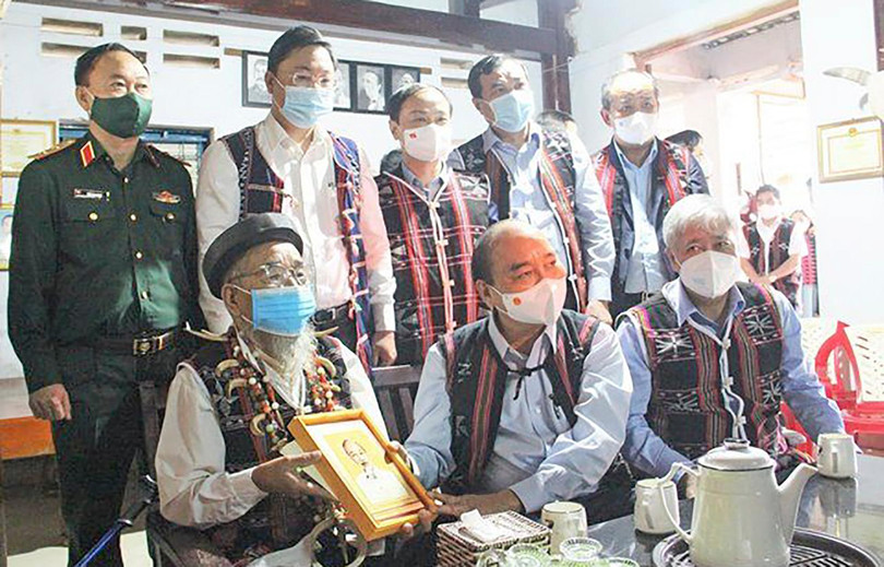 Chủ tịch nước cùng đoàn công tác đến thăm, tặng quà ông Y Kông- Nguyên Chủ tịch UBND huyện Đông Giang.