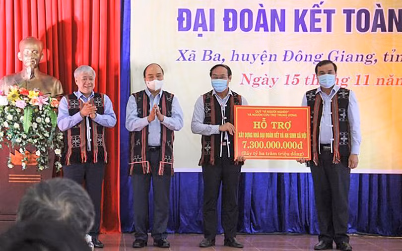 Chủ tịch nước Nguyễn Xuân Phúc trao tặng biểu trưng hỗ trợ 7,3 tỷ đồng cho tỉnh Quảng Nam xây dựng nhà đại đoạn kết và an sinh xã hội.