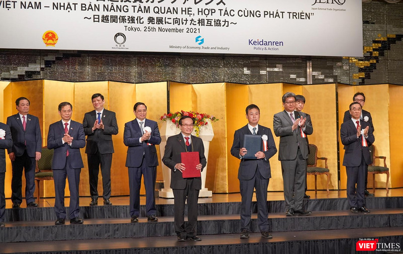 Chủ tịch Hội đồng trường ĐH Đông Á và đại diện Tập đoàn H.I.S tại lễ ký kết dưới sự chứng kiến của Thủ trướng Phạm Minh Chính 