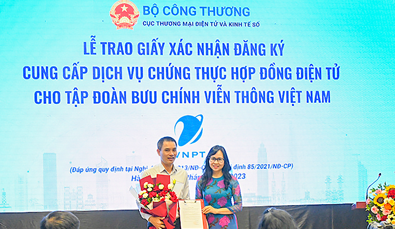 Bà Lê Hoàng Oanh – Cục trưởng Cục thương mại điện tử và Kinh tế số - trao giấy xác nhận đăng ký cung cấp dịch vụ chứng thực hợp đồng điện tử cho đại diện VNPT (ảnh VNPT)