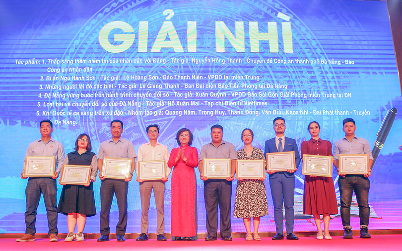 Nhà báo Hồ Xuân Mai (thứ 3 từ trái sang)-phóng viên Tạp chí điện tử VietTimes thường trú tại miền Trung - trong lễ nhận giải.