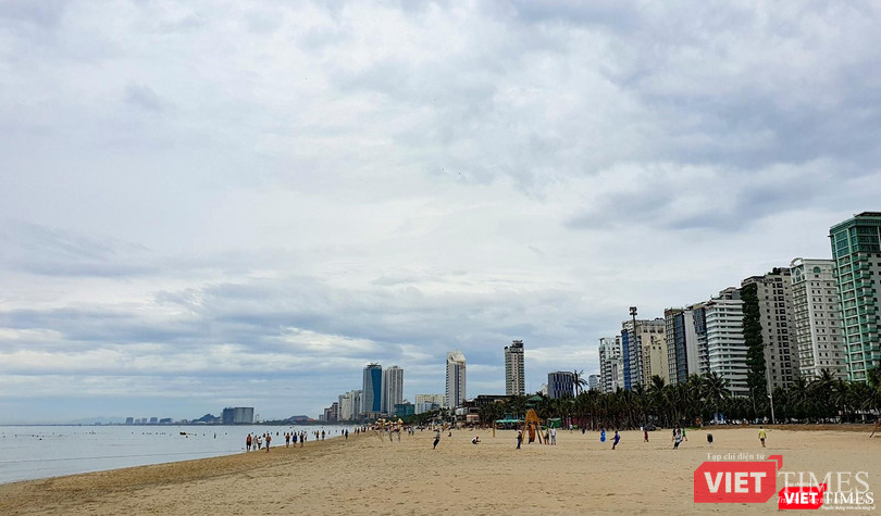 Dà đã cho hoạt động tắm biển trở lại, nhưng biển du lịch Đà Nẵng vẫn vắng khách