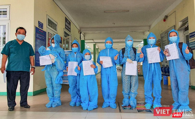 Các bệnh nhân COVID-19 điều trị tại Bệnh viện Phổi Đà Nẵng tong buổi xuất viện ngày 3/6
