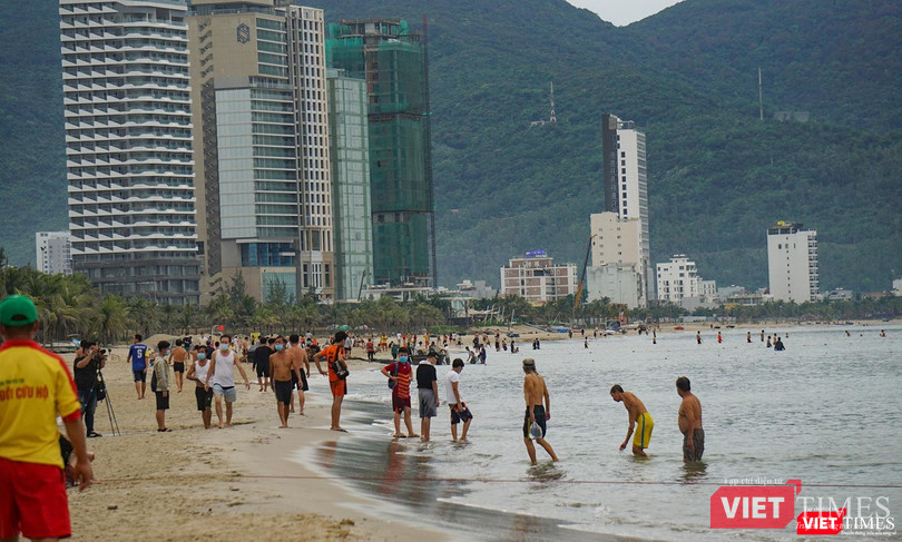 Biển du lịch Đà Nẵng nhộn nhịp sau dỡ bỏ lệnh giãn cách xã hội vào đầu năm 2021