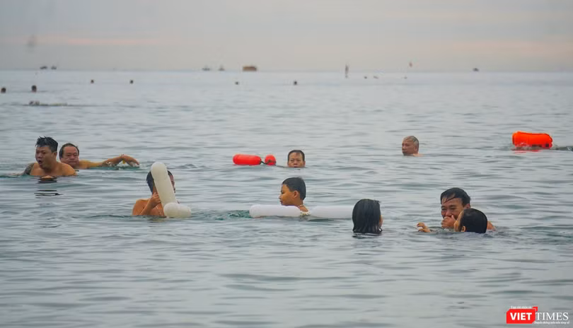 Từ 0h ngày 30/9, người dân Đà Nẵng được đi tắm biển hàng ngày theo khung giờ