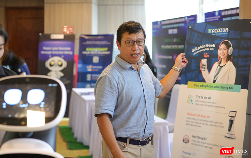 Ông Anthony Tuan Phan, Founder và CEO Công ty CP Trí tuệ Nhân tạo Việt Nam - AIAIVN, bên robot sử dụng công nghệ GenAI phục vụ du lịch.