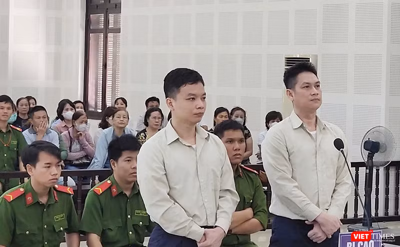 Bị cáo Lê Trọng Linh (36 tuổi, quê Thanh Hóa) và Trương Quốc Thái (39 tuổi, quê Bến Tre) tại toà.