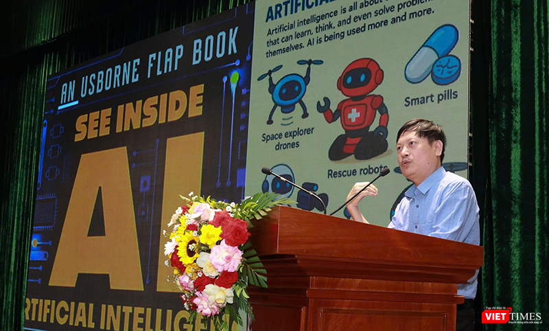 PGS.TS Tưởng Duy Hải, Đại học Sư phạm Hà Nội trình bày các nội dung ứng dụng AI trong giáo dục và chương trình giáo dục STEM cho giáo viên các cấp học tại chương trình tập huấn.