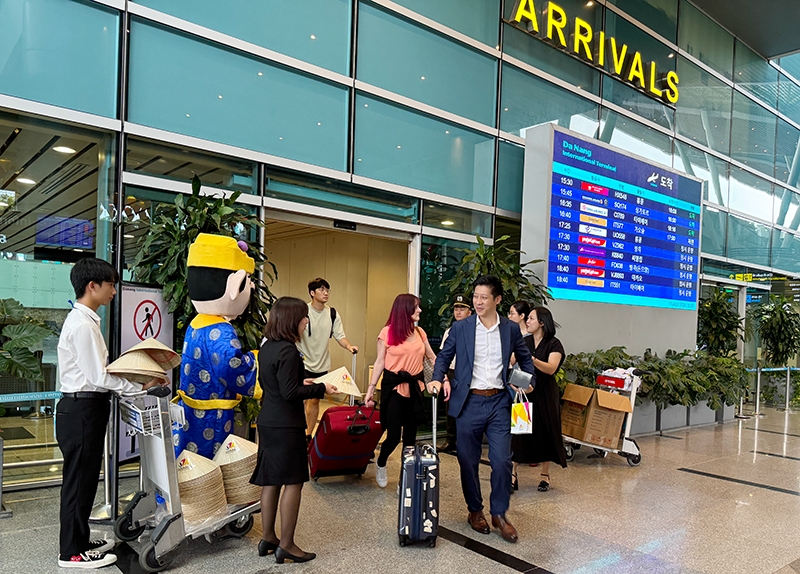 Những du khách đầu tiên từ Hồng Kông đến Đà Nẵng trên chuyến bay do Hong Kong Airlines khai thác