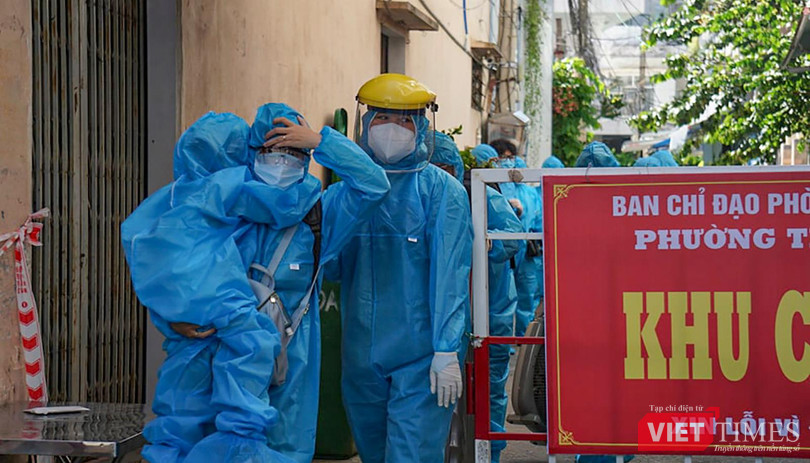 Lực lượng y tế hỗ trợ người dân phòng dịch COVID-19 trong bối cảnh dịch bệnh bùng phát Lực lượng y tế hỗ trợ người dân phòng dịch COVID-19 trong bối cảnh dịch bệnh bùng phát
